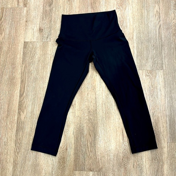 lululemon athletica Pants - Lululemon cropped leggings. Size 6.